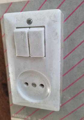 Partij van 14 stuks opbouw serieschakelaar met wandcontactdoos kema keur Partij van 14 stuks opbouw serieschakelaar met wandcontactdoos kema keur