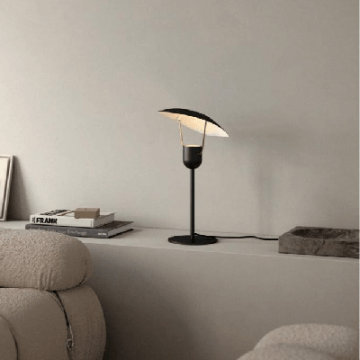 Kleine tafellamp met verstelbare kap zwart wit & messing GU10 fitting & schakelaar 'DFTP Fabiola' Kleine tafellamp met verstelbare kap zwart wit & messing GU10 fitting & schakelaar 'DFTP Fabiola'