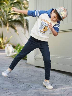 Gemakkelijk aan te trekken gekleurde jongensbroek nachtblauw Gemakkelijk aan te trekken gekleurde jongensbroek nachtblauw