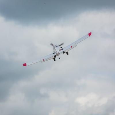 E-flite Brave Night Flyer BNF Basic Radiografisch bestuurd (RC) passagiersvliegtuig Elektromotor E-flite Brave Night Flyer BNF Basic Radiografisch bestuurd (RC) passagiersvliegtuig Elektromotor