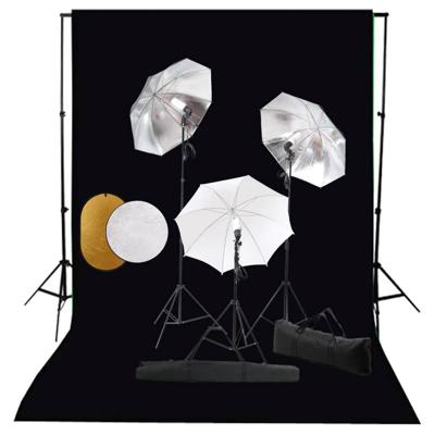 Fotostudioset met lampen, paraplu's, achtergrond en reflector