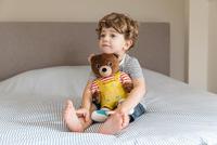 Sprekende muzikale knuffel - Zigeunerspeelgoed - Kleine bruine beer - Verhalenverteller - 28 cm - Bruin Geel Rood - thumbnail