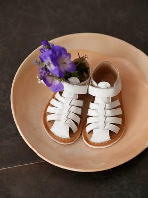 Babysandalen van leer met klittenband, gesloten neus wit Babysandalen van leer met klittenband, gesloten neus wit