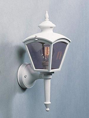 Klassieke buitenlamp voor tegen de muur in het wit