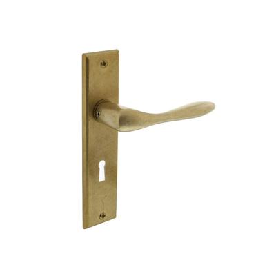 Deurkruk Banaan met schild 181x41x7mm sleutelgat 56mm messing getrommeld Deurkruk Banaan met schild 181x41x7mm sleutelgat 56mm messing getrommeld