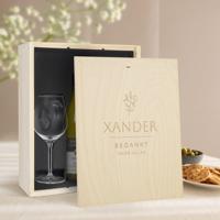 Wijnpakket met glas - Maison de la Surprise Chardonnay (Gegraveerde deksel) - thumbnail