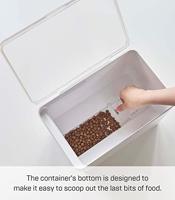 YAMAZAKI 5611 TOWER-container voor diervoeders met maatbeker 6L, droogvoer: ca. 3,5 kg, wit, ABS-hars/siliconen, minimalistisch ontwerp, 30 x 19,7 x 19,2 cm (l x b x h) - thumbnail