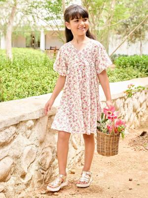 Gebloemde meisjesjurk met overslag halslijn meerkleurig Gebloemde meisjesjurk met overslag halslijn meerkleurig