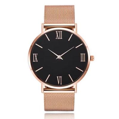 Elegant dameshorloge met zwarte wijzerplaat en roségoudkleurige mesh band