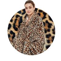 Draagbare deken met capuchon & mouwen - leopard - thumbnail