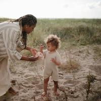 MUSHIE silicone snackbeker rozen - thumbnail