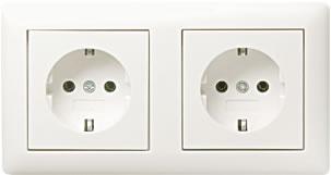 Dubbele stopcontact Gira wandcontactdoos met randaarde en kinderbeveiliging zuiverwit glanzend