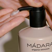MÁDARA Bitter Honey Moisture Wash 500ml - thumbnail