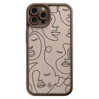 iPhone 12 Pro bruine case - Abstract faces - thumbnail