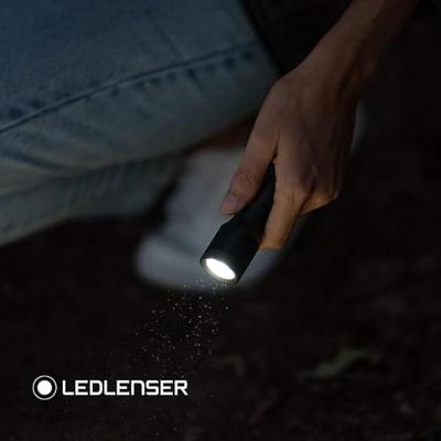 Ledlenser LED-zaklamp | 15/90/200 lm accu | 1 li-Ion 15/60/90 m | zwart | 1 stuk - 502177 - 502177 Ledlenser LED-zaklamp | 15/90/200 lm accu | 1 li-Ion 15/60/90 m | zwart | 1 stuk - 502177 - 502177