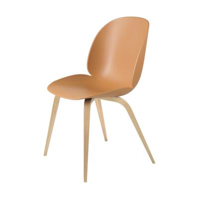 Gubi Beetle eetkamerstoel naturel eiken Amber Brown