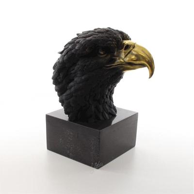 BRONZEN BEELD VAN EEN ADELAARSKOP