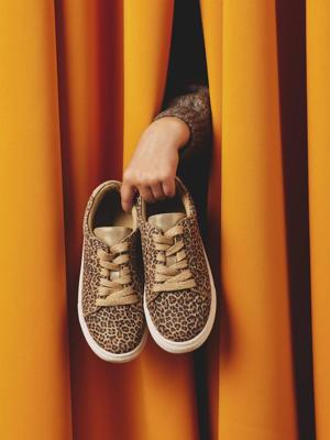 Leren kindersneakers met veters beige, bedrukt