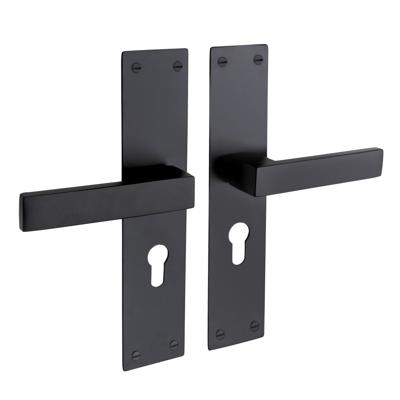 Mooi Deurbeslag Deurklink Nova zwart met schild en cilindergat 55 mm