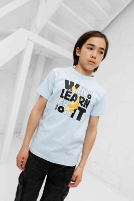 Touzani Karasugoi T-Shirt Kids Lichtblauw - Maat 140 - Kleur: Lichtblauw | Soccerfanshop Touzani Karasugoi T-Shirt Kids Lichtblauw - Maat 140 - Kleur: Lichtblauw | Soccerfanshop