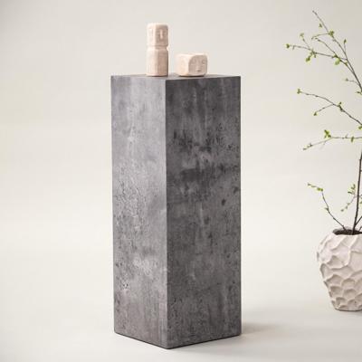 Nohr Zuil 'Nykole' Betonlook, 65cm hoog Nohr Zuil 'Nykole' Betonlook, 65cm hoog