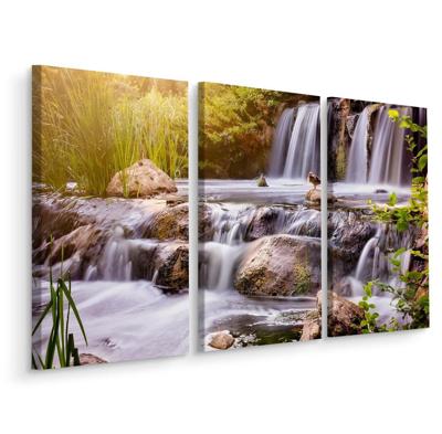 Schilderij - Prachtige waterval bij zonsopkomst, 3 luik, premium print