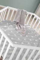 ROBA LITTLE STARS Hegaxonal Baby Box - Verstelbare hoogte - Gevoerde hoes - Geremde wielen - Wit gelakt hout - Sterrenpatroon - thumbnail