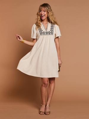 Jurk van katoengaas met geborduurde details zandbeige