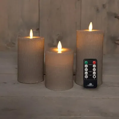 Anna's Collection LED kaars flame effect ribbel set 7.5 cm taupe 3 stuks Anna's Collection LED kaars flame effect ribbel set 7.5 cm taupe 3 stuks