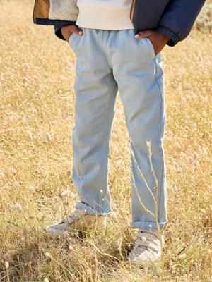 Eenvoudig aan te trekken jongensbroek met rechte pasvorm middenblauw