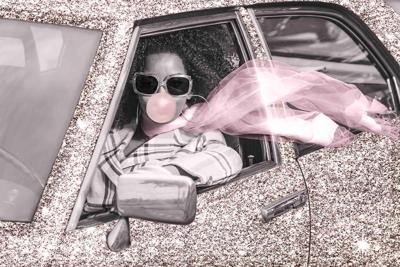 Foto Glas Art - Vrouw in auto met roze sjaal, 80x120, prachtig voor in de woon en of slaapkamer, inclusief ophang materiaal.