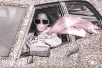 Foto Glas Art - Vrouw in auto met roze sjaal, 80x120, prachtig voor in de woon en of slaapkamer, inclusief ophang materiaal. - thumbnail