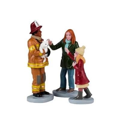 Lemax fireman to the rescue s/3 kerstdorp figuur type 3 2024