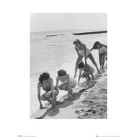 Kunstdruk Time Life - Models Playing Leap Frog 60x80cm - thumbnail