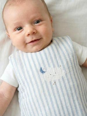 Zomers trappelzak van katoengaas IN DE WOLKEN blauw, gestreept Zomers trappelzak van katoengaas IN DE WOLKEN blauw, gestreept