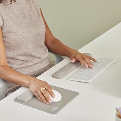 Fellowes Breyta polssteun voor compact toetsenbord, zand Fellowes Breyta polssteun voor compact toetsenbord, zand