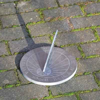 Leisteen zonnewijzer rond / Outhings