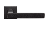 Deurklink Linea zwart basis op vierkant rozet geveerd - thumbnail