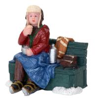 Dickensville winterdorp man op bank miniatuur 5 cm - thumbnail