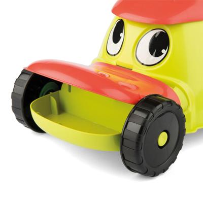 Androni Grasmaaier met emmer