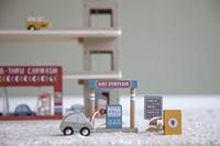 Little Dutch treinbaan uitbreiding garage - thumbnail