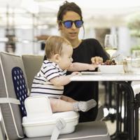 Babyverhoger voor eettafel - BENBAT - Draagbaar en wasbaar - Gemakkelijk op te vouwen - Verstelbaar veiligheidsharnas - Marineblauw - thumbnail