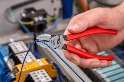 Knipex Zijsnijtang zwart geatramenteerd met kunststof bekleed 160 mm - 7001160 Knipex Zijsnijtang zwart geatramenteerd met kunststof bekleed 160 mm - 7001160