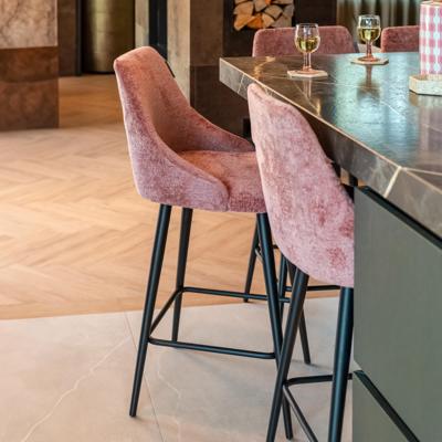 Richmond Barstoel 'Brooke' Chenille, kleur Roze (zithoogte 67cm)