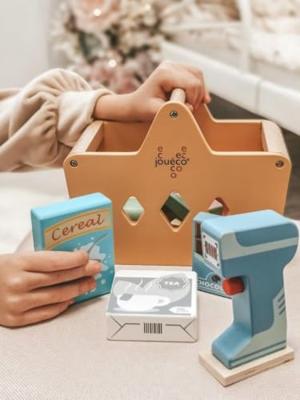 Joueco gevulde houten winkelmand