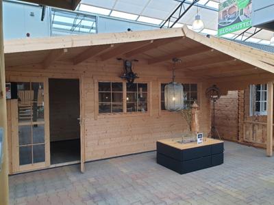 Tuindeco Piet blokhut 595x300 cm + luifel 200 cm - inclusief zwarte dakshingles, dakgoot, binnenvloer en composiet funderingsbalken - Showmodel Numansdorp- Zadeldak- Onbehandeld vurenhout- Tuindeco