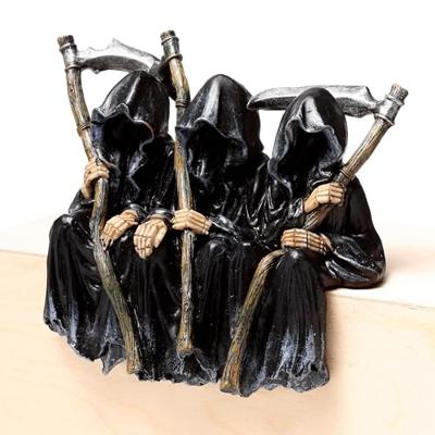 The Reaper of Death Zittend op Bank