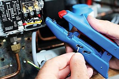 Strippen, knippen van kabel en krimpen van Adereindhulzen Flexibele en massieve aders 0,5 t/m 6 mm² Strippen, knippen van kabel en krimpen van Adereindhulzen Flexibele en massieve aders 0,5 t/m 6 mm²