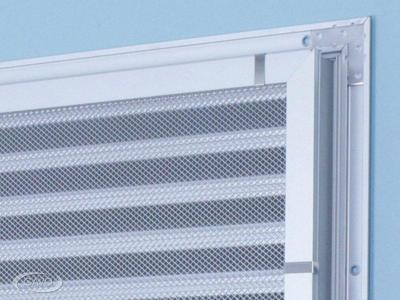 Lamellenrooster aluminium met vliegengaas geanodiseerd Lamellenrooster aluminium met vliegengaas geanodiseerd