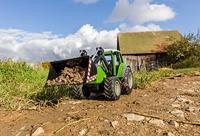 Carson Modellsport 907347 RC Traktor mit Frontlader 1:16 RC functiemodel Elektro Landbouwvoertuig Incl. accu, oplader en batterijen voor de zender - thumbnail
